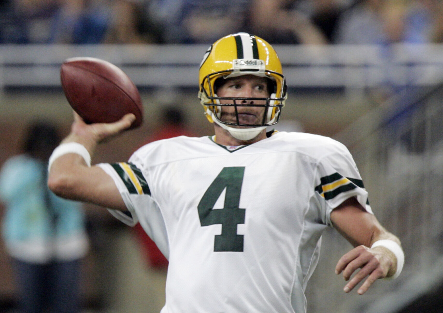 2006: Brett Favre throws 402nd TD pass, joining Dan Marino as only QBs with 400+